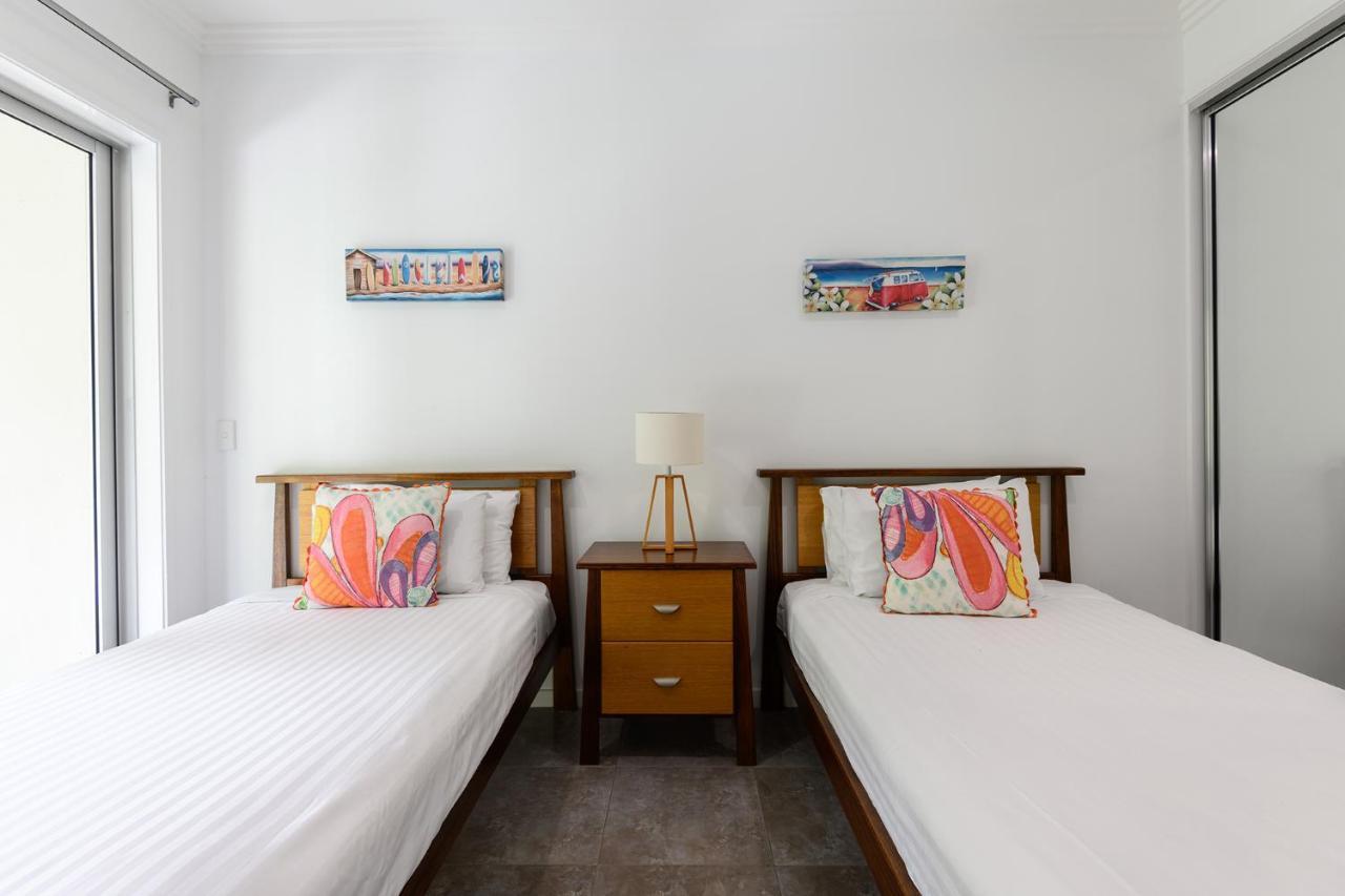 Island Views Beachfront Apartments 팜코브 외부 사진