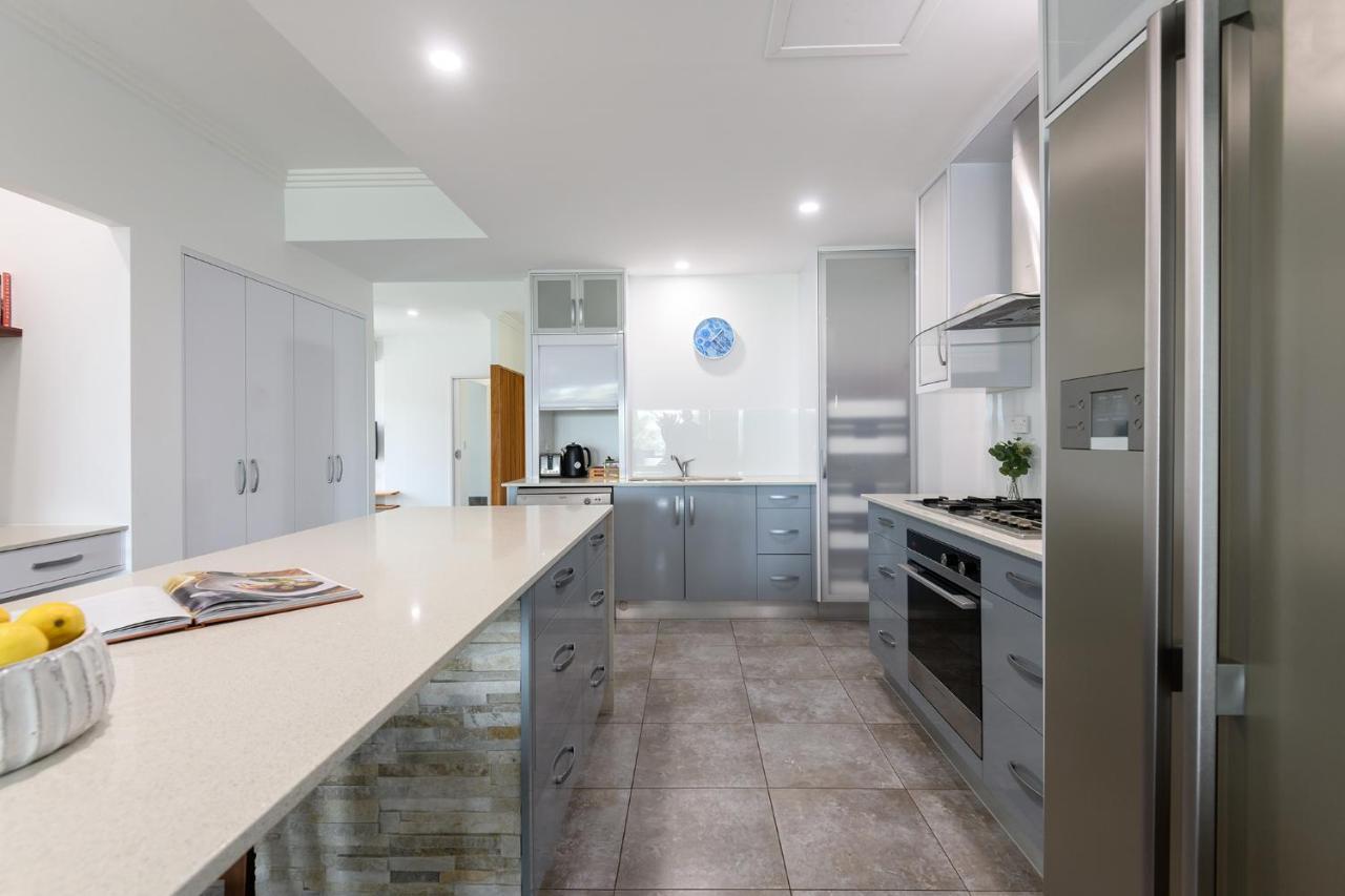 Island Views Beachfront Apartments 팜코브 외부 사진