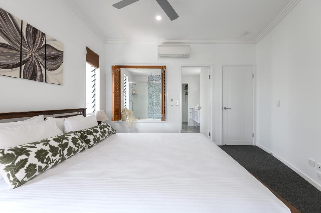 Island Views Beachfront Apartments 팜코브 외부 사진