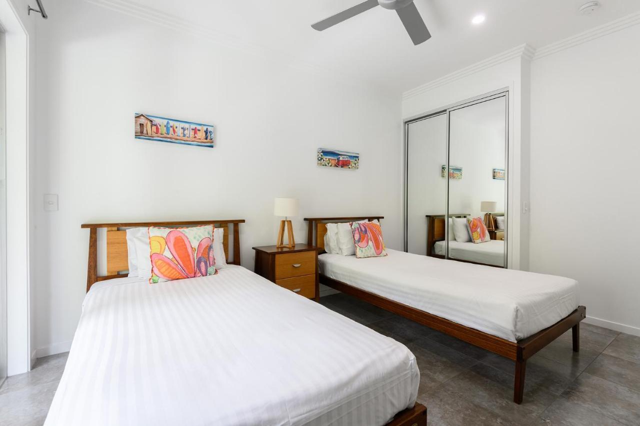 Island Views Beachfront Apartments 팜코브 외부 사진