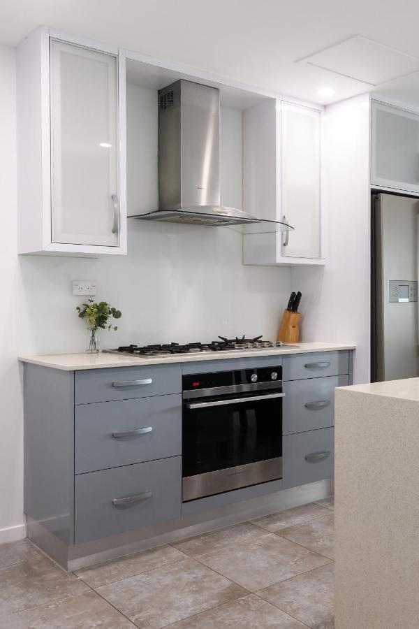 Island Views Beachfront Apartments 팜코브 외부 사진