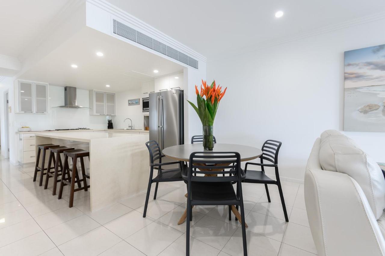 Island Views Beachfront Apartments 팜코브 외부 사진
