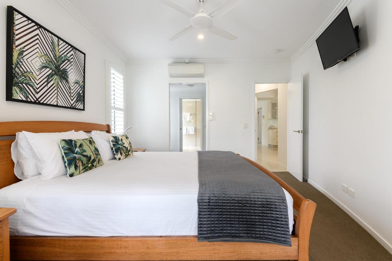 Island Views Beachfront Apartments 팜코브 외부 사진