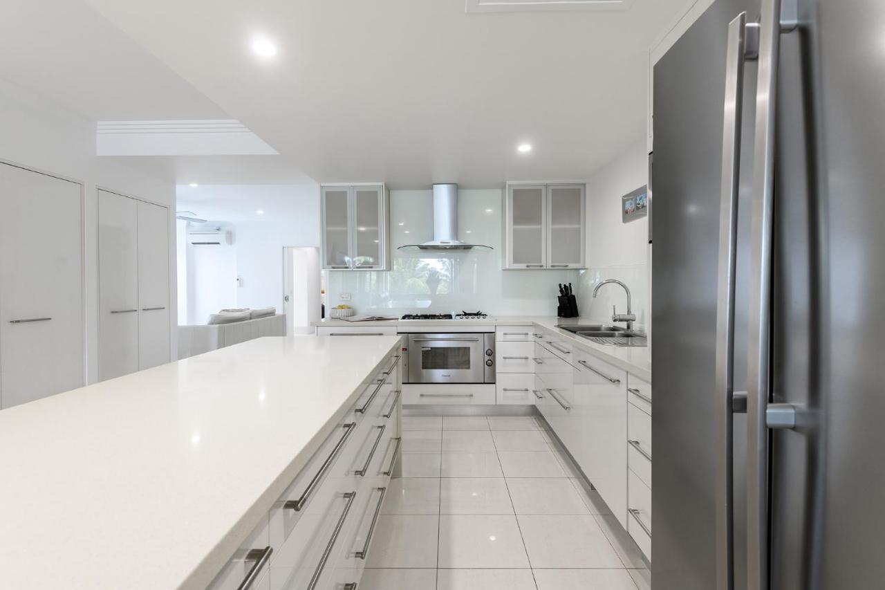 Island Views Beachfront Apartments 팜코브 외부 사진