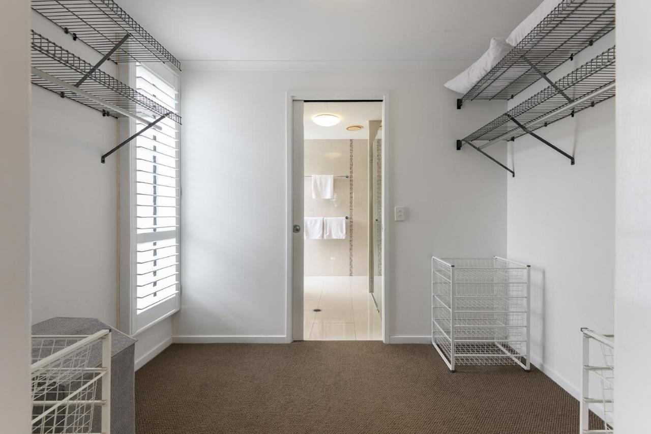 Island Views Beachfront Apartments 팜코브 외부 사진