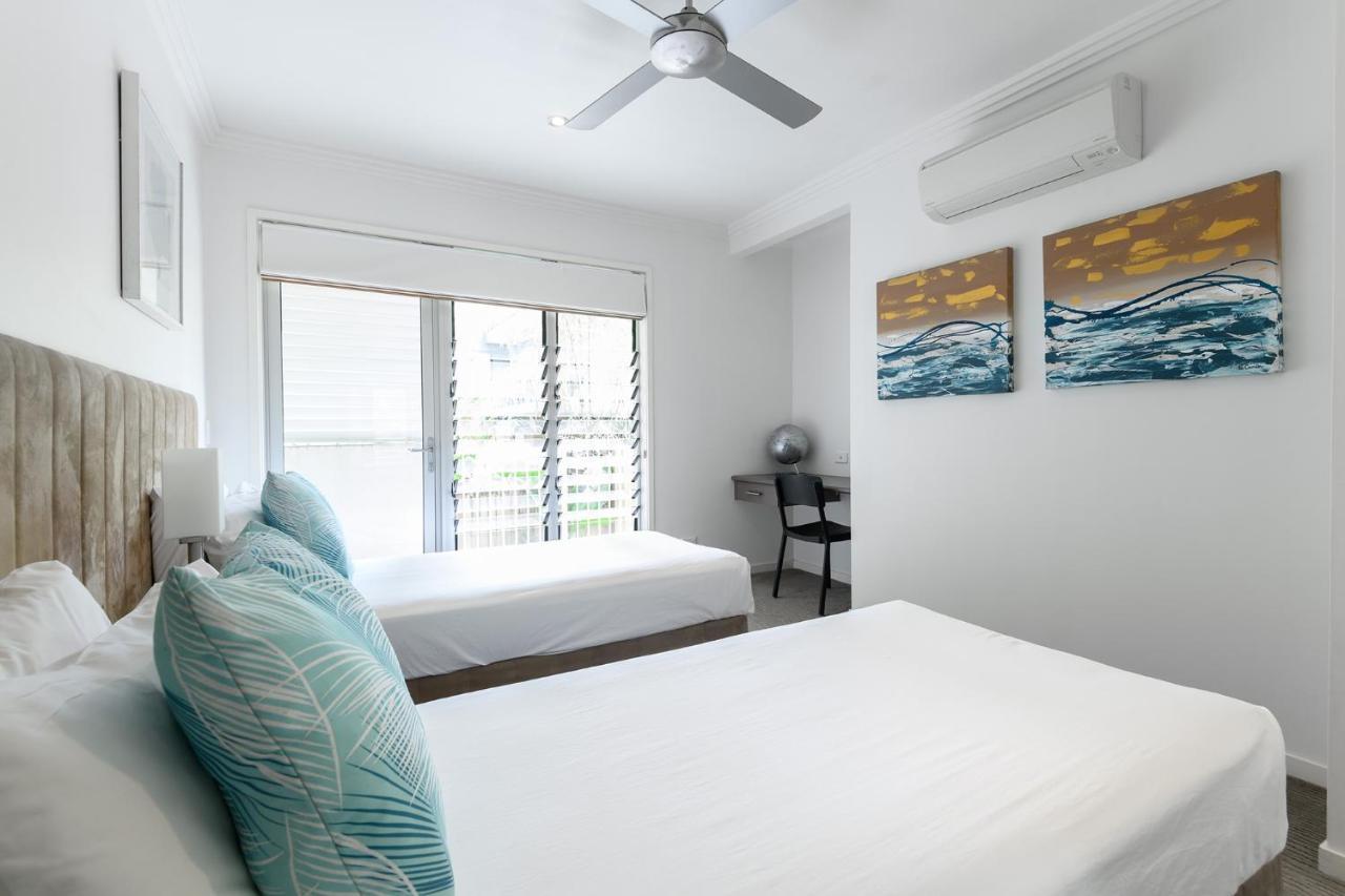 Island Views Beachfront Apartments 팜코브 외부 사진