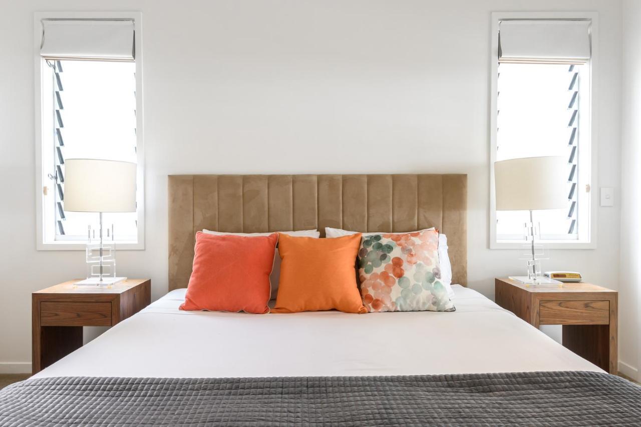 Island Views Beachfront Apartments 팜코브 외부 사진