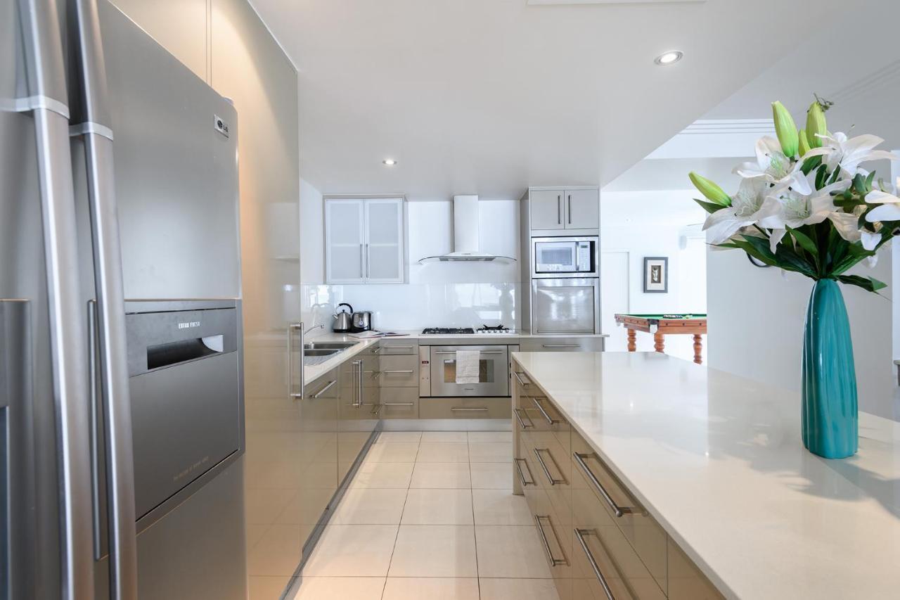 Island Views Beachfront Apartments 팜코브 외부 사진
