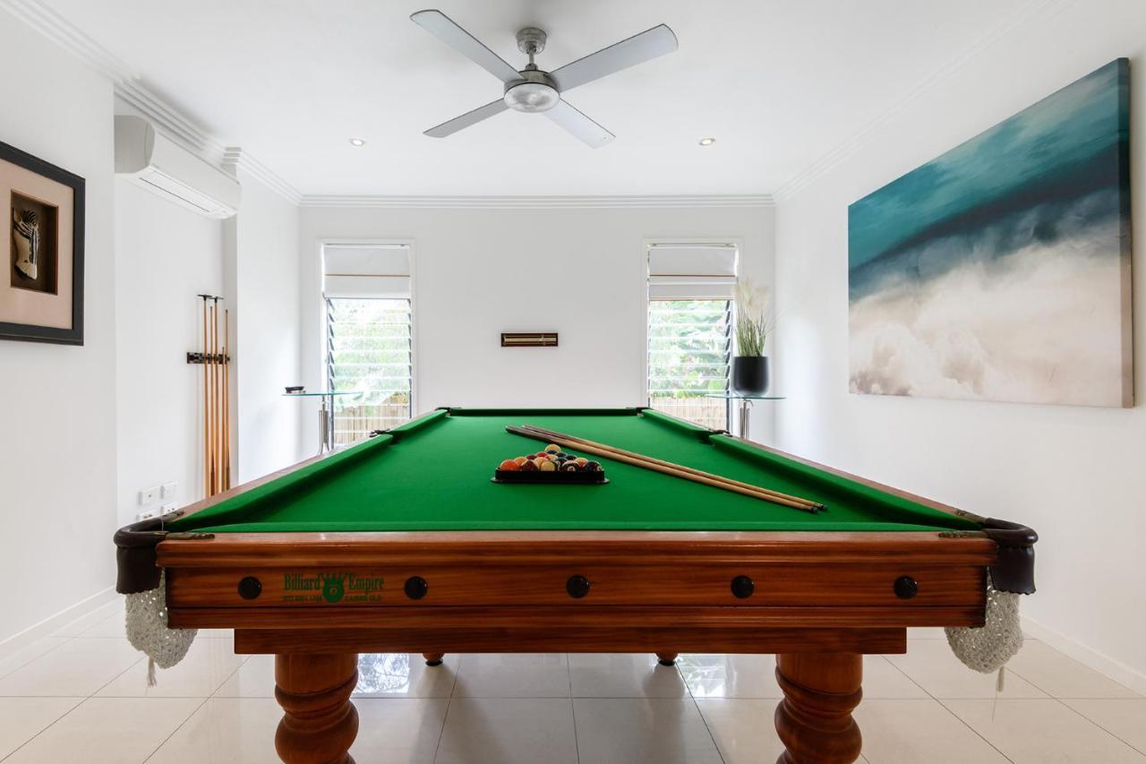 Island Views Beachfront Apartments 팜코브 외부 사진