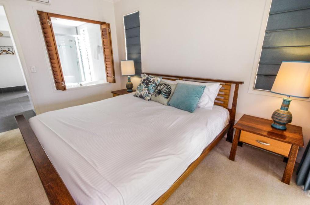 Island Views Beachfront Apartments 팜코브 외부 사진
