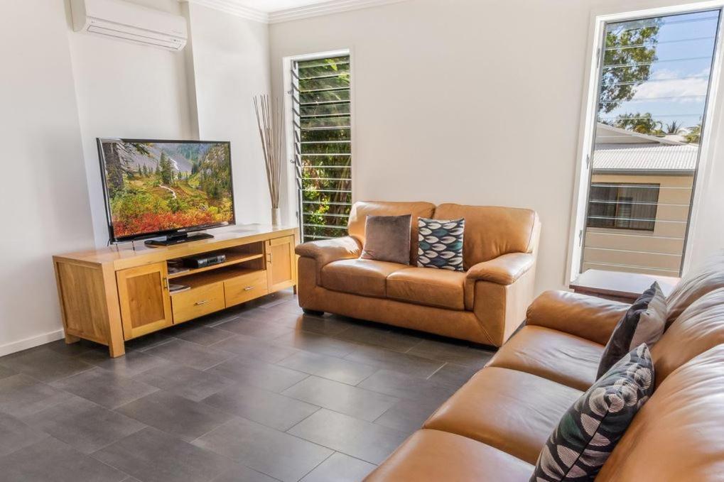 Island Views Beachfront Apartments 팜코브 외부 사진