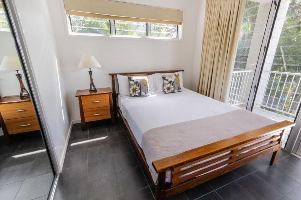 Island Views Beachfront Apartments 팜코브 외부 사진