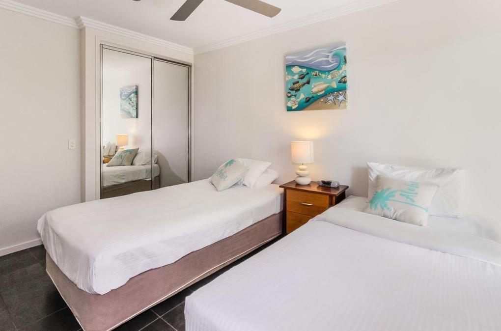 Island Views Beachfront Apartments 팜코브 외부 사진