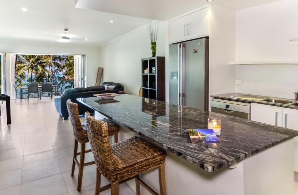 Island Views Beachfront Apartments 팜코브 외부 사진