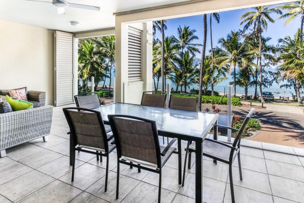 Island Views Beachfront Apartments 팜코브 외부 사진