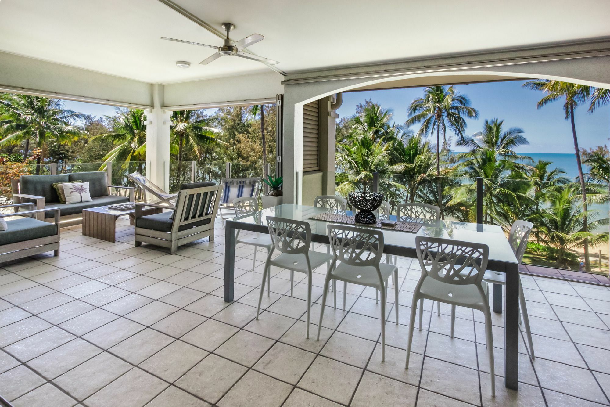 Island Views Beachfront Apartments 팜코브 외부 사진