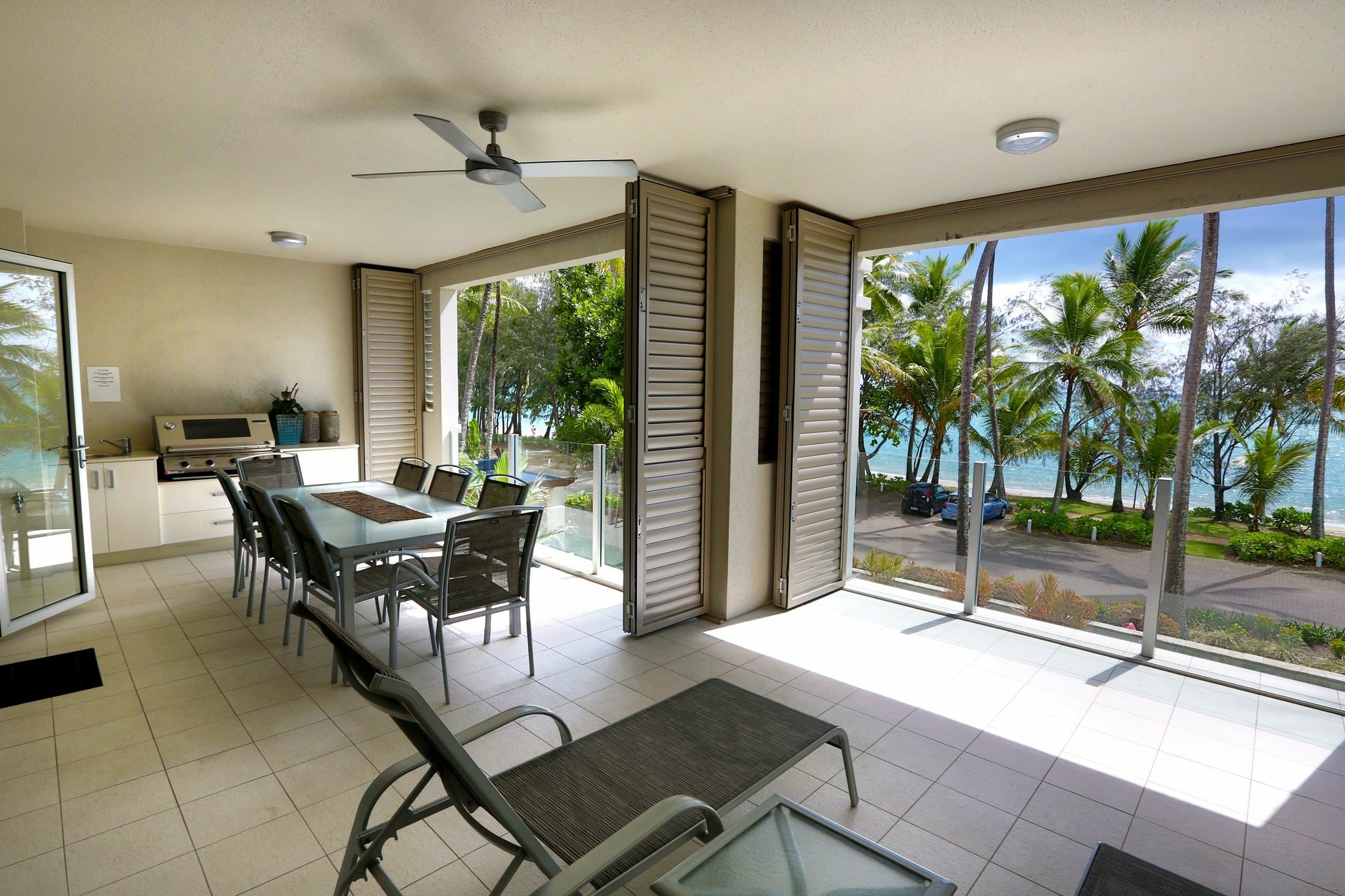 Island Views Beachfront Apartments 팜코브 외부 사진