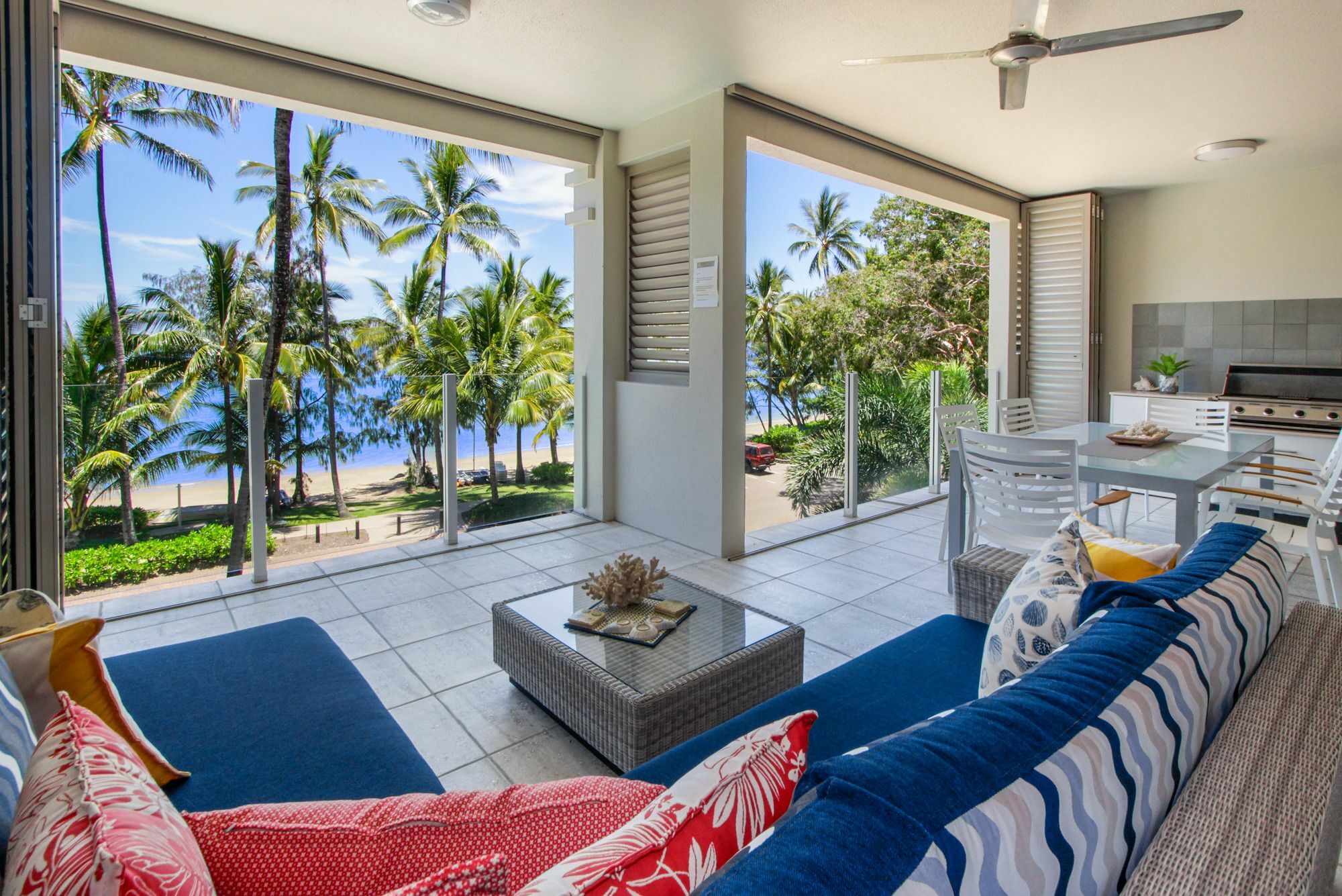 Island Views Beachfront Apartments 팜코브 외부 사진