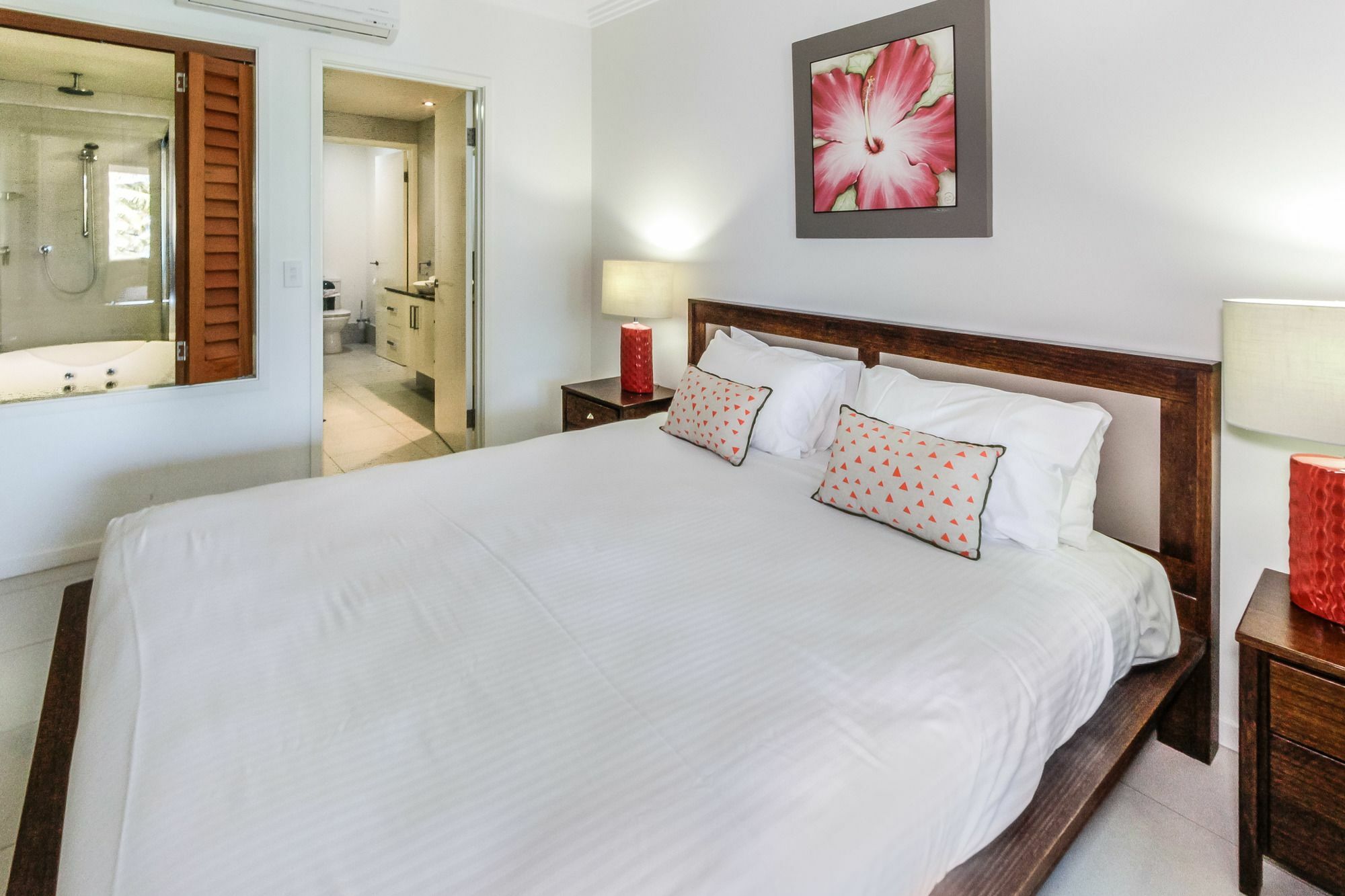 Island Views Beachfront Apartments 팜코브 외부 사진