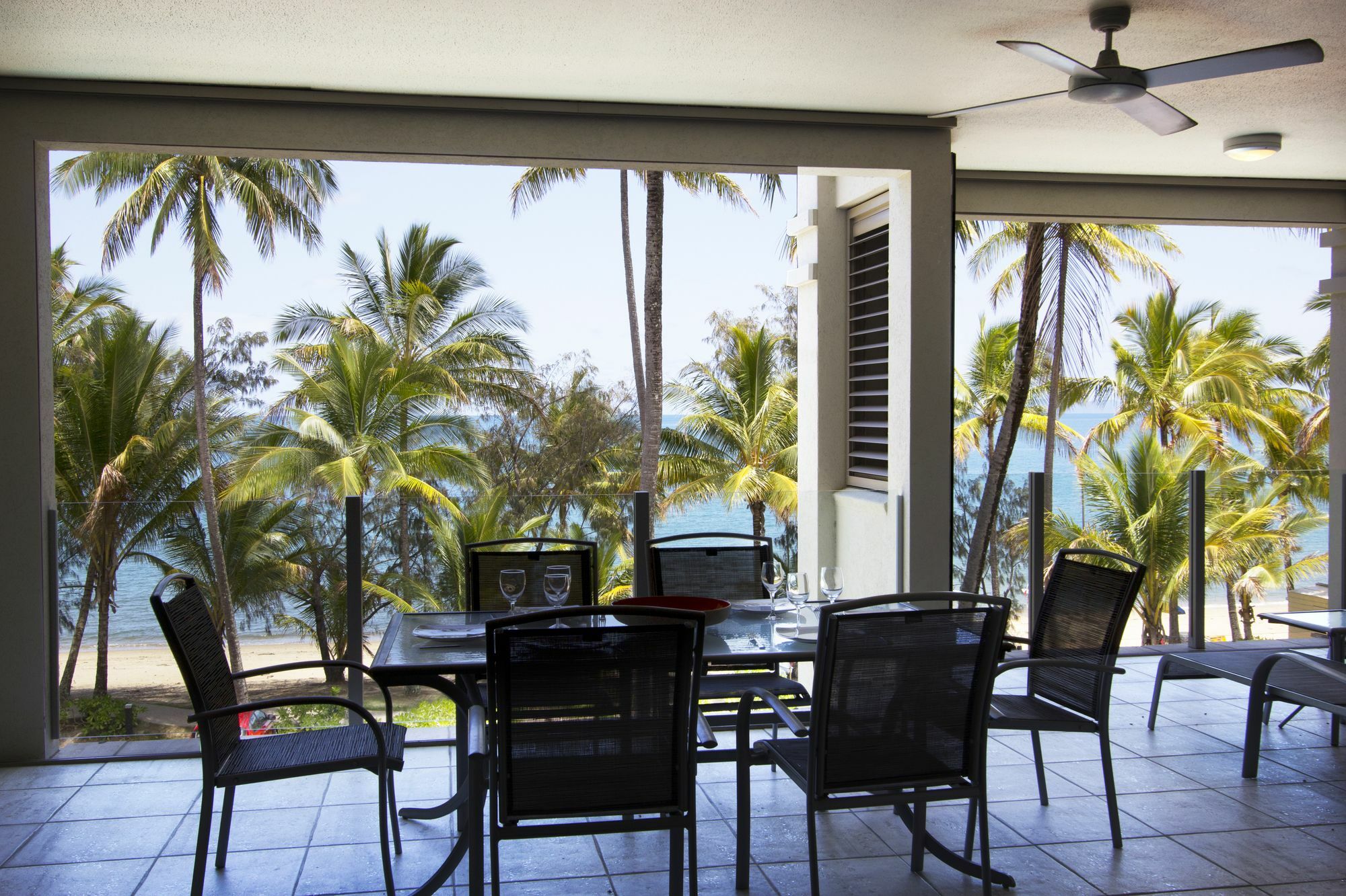 Island Views Beachfront Apartments 팜코브 외부 사진