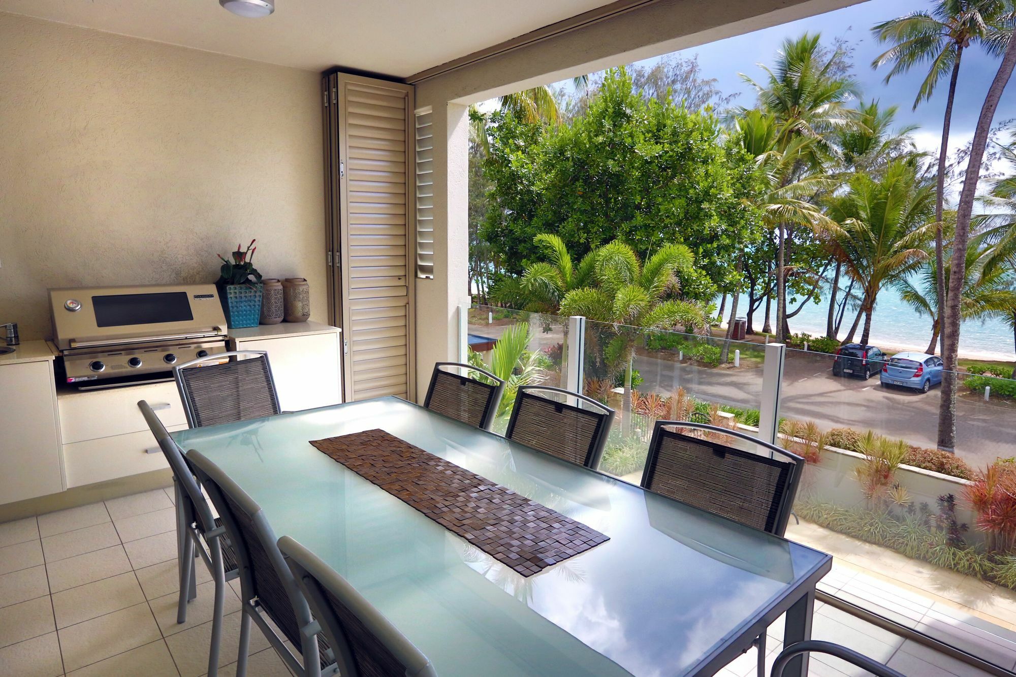 Island Views Beachfront Apartments 팜코브 외부 사진