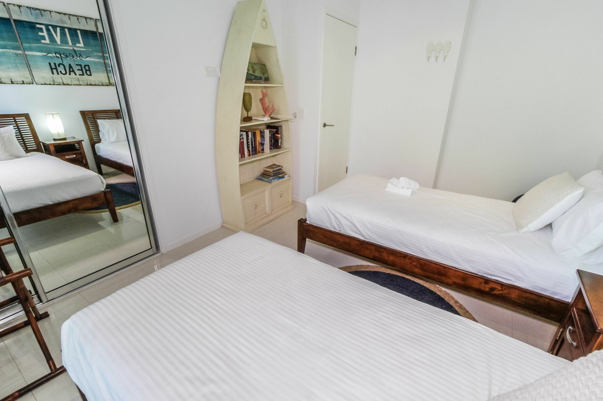 Island Views Beachfront Apartments 팜코브 외부 사진