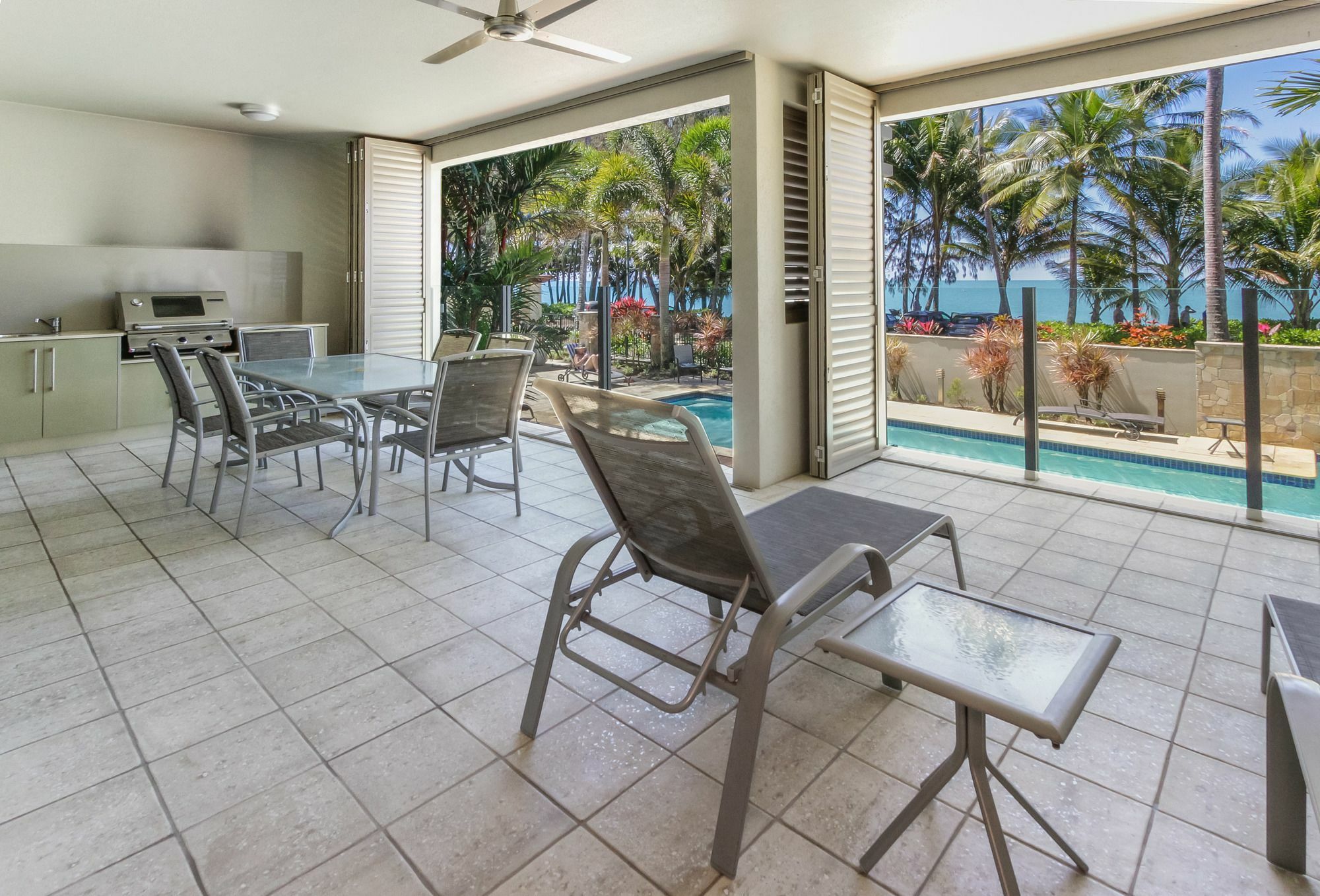 Island Views Beachfront Apartments 팜코브 외부 사진